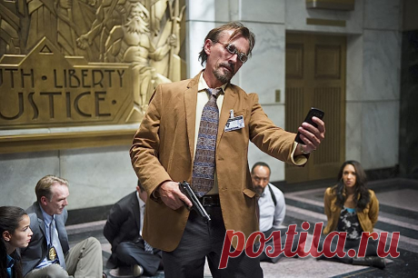 Роберт Неппер в сериале "Флэш", сезон 1, эпизод 7