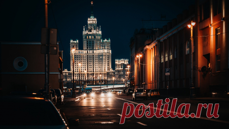 Скачать обои дорога, город, улица, здания, дома, вечер, освещение, Москва, архитектура, высотка, Котельническая набережная, раздел город в разрешении 1920x1080