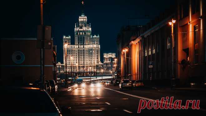 Скачать обои дорога, город, улица, здания, дома, вечер, освещение, Москва, архитектура, высотка, Котельническая набережная, раздел город в разрешении 1920x1080
