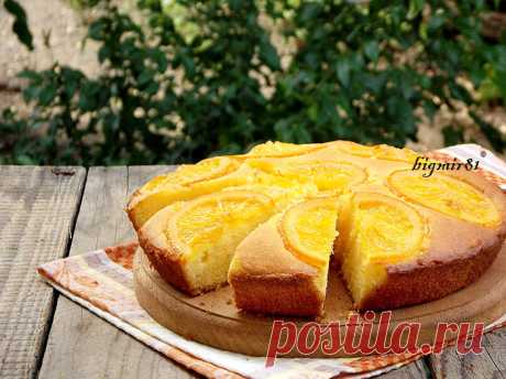 Апельсиново-кукурузный пирог Яркий, апельсиновый, очень вкусный пирог и ко всему прочему еще и безглютеновый. :) 100 г сливочного масла 1,5 ст. кукурузной муки мелкого помола (обойной) 3 яйца 100 г сахара 1 ч.л. цедры апельсина 1 ч.л. разрыхлителя 1 ст сахара 1 ст. воды 1 апельсин Апельсин нарезать кружочками. В сотейнике…