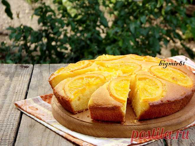 Апельсиново-кукурузный пирог Яркий, апельсиновый, очень вкусный пирог и ко всему прочему еще и безглютеновый. :) 100 г сливочного масла 1,5 ст. кукурузной муки мелкого помола (обойной) 3 яйца 100 г сахара 1 ч.л. цедры апельсина 1 ч.л. разрыхлителя 1 ст сахара 1 ст. воды 1 апельсин Апельсин нарезать кружочками. В сотейнике…