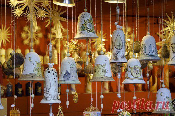 Развесьте в вашем доме колокольчики. Звук колокольчиков отпугивает нежелательных живых существ (пауков, тараканов и прочих паразитов), а также, очищает пространство и насыщает его благостью.