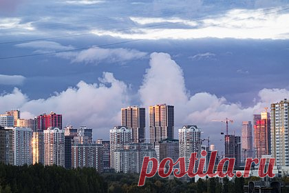 Москвичи отвернулись от покупки новых квартир. В октябре 2022 года количество заключенных договоров долевого участия в Москве оказалось наименьшим с начала 2022 года. За десятый месяц 2022-го застройщики заключили 4,6 тысячи сделок. Отрицательная динамика показателя относительно сентября составила составила 40 процентов — тогда было зафиксировано 7,7 тысячи ДДУ.