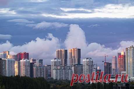 Москвичи отвернулись от покупки новых квартир. В октябре 2022 года количество заключенных договоров долевого участия в Москве оказалось наименьшим с начала 2022 года. За десятый месяц 2022-го застройщики заключили 4,6 тысячи сделок. Отрицательная динамика показателя относительно сентября составила составила 40 процентов — тогда было зафиксировано 7,7 тысячи ДДУ.