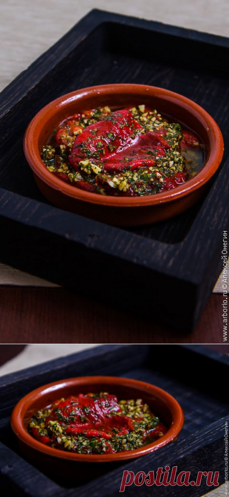 Запеченный перец в быстром маринаде | Запекание – наилучший способ приготовить болгарские перцы, мясистые и крутобокие. Обожженный в духовке или гриле, перец приобретает концентрированный вкус и легкий аромат костерка, размякает, теряет лишнюю влагу, словом, из неплохого овоща превращается в идеальный. Дальше с запеченными перцами можно делать все, что угодно – съесть просто так или с мягким сыром, приготовить брускетту, или быстро замариновать.