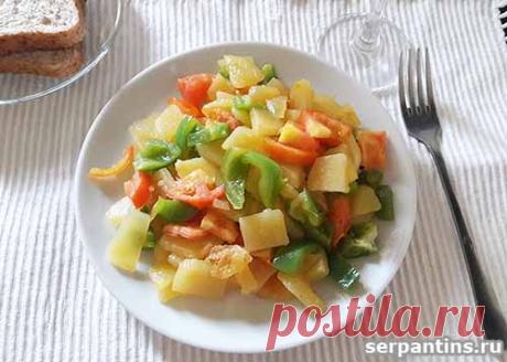 Картофель с помидорами и сладким перцем