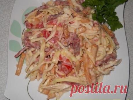 Салат с капустой, колбасой и сухариками | Школа вкуса - вкусные кулинарные рецепты