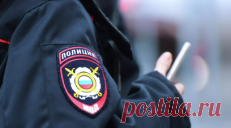 В МВД пообещали помочь семье погибшего в Рязанской области полицейского. Члены семьи погибшего под Рязанью полицейского из Вологодской области Максима Розанова, получившего смертельное ранение при задержании местного жителя, смогут рассчитывать на помощь. Об этом сообщили в региональном управлении МВД. Читать далее