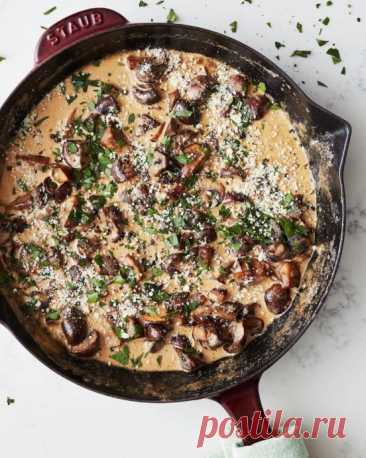 ​Грибы в сливочно-сырном соусе Ингредиенты:Сливочное масло &mdash; 2 ст. л.Оливковое масло &mdash; 1 ст. л.&nbsp;Грибы, целые или нарезанные (по желанию) &mdash; 250 г&nbsp;Чеснок, измельчить &mdash; 2 зубчика&nbsp;Сливки 20% &mdash; 125 мл&nbsp;Пармезан, мелко натереть &mdash; 25 г + для подачи&nbsp;Сливочный сыр,...