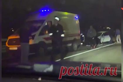 Стали известны подробности смертельного ДТП с участием Ксении Собчак. Стали известны подробности смертельной аварии, произошедшей в Адлере, Сочи, где автомобиль с российской журналисткой и телеведущей Ксенией Собчак Mercedes столкнулся с автомобилем марки Volkswagen. По словам источников «Интерфакса», во втором автомобиле погибли два человека.