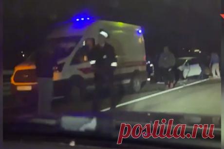 Стали известны подробности смертельного ДТП с участием Ксении Собчак. Стали известны подробности смертельной аварии, произошедшей в Адлере, Сочи, где автомобиль с российской журналисткой и телеведущей Ксенией Собчак Mercedes столкнулся с автомобилем марки Volkswagen. По словам источников «Интерфакса», во втором автомобиле погибли два человека.