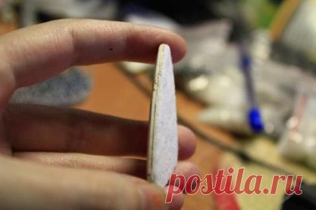 Также Яна наклеивает кусочек фетра на кабошон, если его высоты недостаточно.