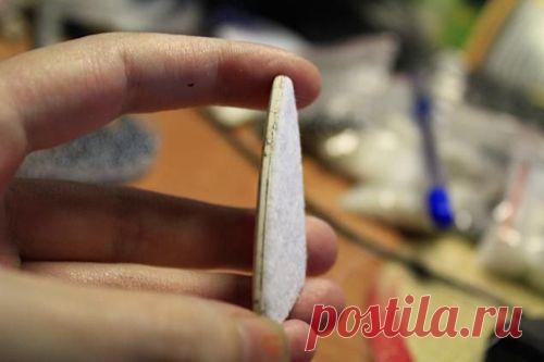 Также Яна наклеивает кусочек фетра на кабошон, если его высоты недостаточно.