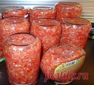 📌 Хренодёр.
Этот соус называют по разному-Хренодёр, Хреновина, Вырви глаз, Хренотень итд. Но смысл понятен-что это хрен ) Я прочитала много рецептов и в результате сделала всё равно по своему, как оказалось не зря )
На 4 кг. томатов 1 кг. хрена(корни),2 головки чеснока,4 ст. л.соли,4 ст.л. уксуса 9%, из всего этого получается 10 банок по 0,5 л. Всё пропустить через мясорубку, хрен лучше молоть в пакет(одеть пакет на мясорубку),т.к. шанс 