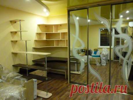 Шкаф купе (пескоструй) с рабочим местом. Материал ДСП