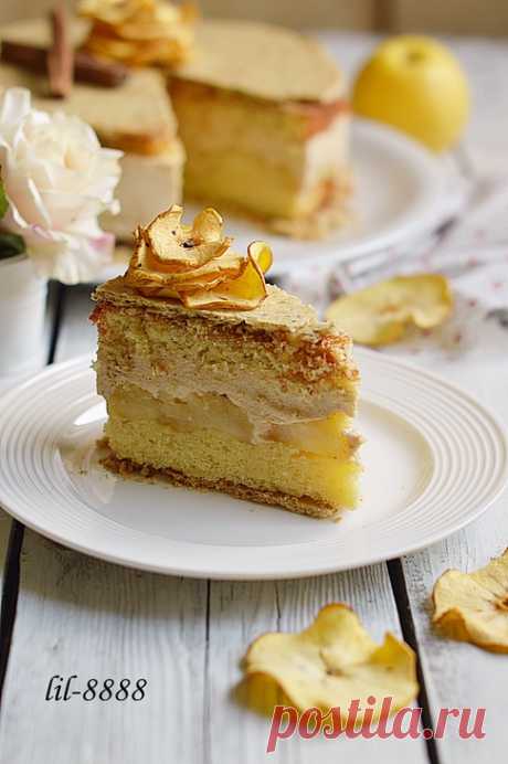 Яблочный торт с карамельным баварским муссом с корицей.