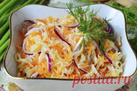 Суточная квашеная капуста: и банки не понадобятся

По этому рецепту вкуснейшая квашеная капуста будет готова уже через сутки, весь секрет в горячем маринаде. Через сутки маринад нужно будет отжать, дополнить капустку луком, зеленью, маслом и можно подавать к столу! Это прекрасная закуска и дополнение к любому блюду.
