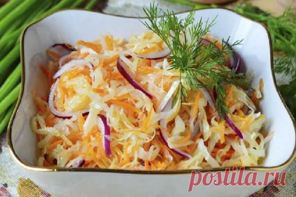 Суточная квашеная капуста: и банки не понадобятся

По этому рецепту вкуснейшая квашеная капуста будет готова уже через сутки, весь секрет в горячем маринаде. Через сутки маринад нужно будет отжать, дополнить капустку луком, зеленью, маслом и можно подавать к столу! Это прекрасная закуска и дополнение к любому блюду.