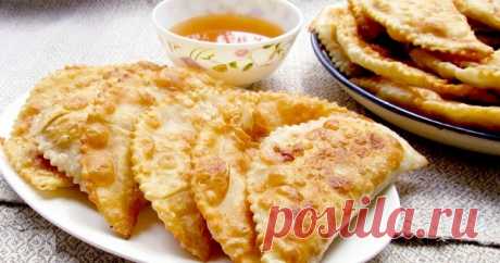 Аппетитные чебуреки «Под градусом» с хрустящей корочкой.