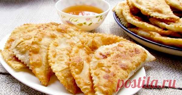 Аппетитные чебуреки «Под градусом» с хрустящей корочкой.