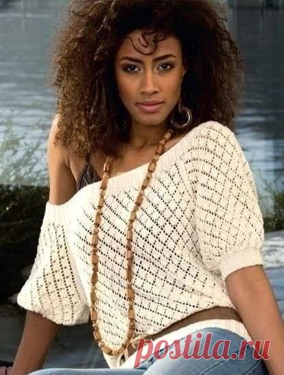 Ажурный пуловер с широким вырезом спицами из хлопковой пряжи с добавлением волокон бамбука. Размеры S/M (M/L) L/XL.
Пряжа (100% хлопка; 50 г/150 м) – 7 (8) 9 мотков неокрашенной;
спицы №2,5 и 3; круг.спицы №2,5 длиной 60 см; крючок №2,5.
ШИРИНА ИЗДЕЛИЯ ПО ОБХВАТУ ГРУДИ 96 (105) 114 см. 
ДЛИНА ИЗДЕЛИЯ 53 (55) 57 см
