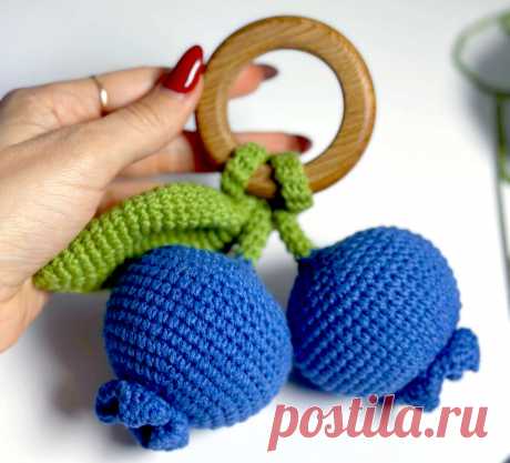 PDF Погремушка Голубика крючком. FREE crochet pattern; Аmigurumi toy patterns. Амигуруми схемы и описания на русском. Вязаные игрушки и поделки своими руками #amimore - погремушка в виде ягод голубики из обычной пряжи, маленькая ягодка голубики для малышей.