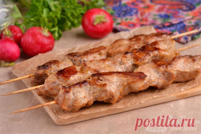 Шашлык из свинины на шпажках в духовке.

Сочный и потрясающе ароматный шашлык из свинины в домашних условиях. Готовим его в духовке на шпажках. Для маринада используем репчатый лук, молотый перец, кориандр и сладкую паприку. Получается очень нежное и вкусное мясо.