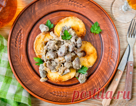 Телячьи почки по-нормандски с яблоками на Вкусном Блоге Апдейт рецепта от 3.06.2008. Надеюсь, у вас нет предубеждений на счет субпродуктов? Потому как готовить мы сегодня будем телячьи почки. Сразу пресеку брезгливые возгласы типа “Фу, они же мочой пахнут”. Во-первых, если почки хорошо вымочить – никакого запаха не будет. А во-вторых, у молодых животных (телят, поросят, ягнят) почки практически…