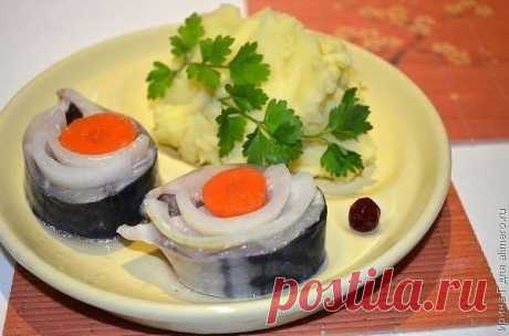 Маринованная скумбрия с луком и морковью