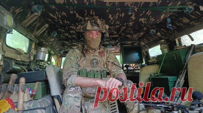 С детства мечтал стать военным разведчиком: история командира группы БПЛА. Военкор RT Александр Пискунов побывал на передовой и пообщался с командиром группы БПЛА подразделения специального назначения ЮВО. Боец с позывным Егерь рассказал, что окончил военное училище в 2022-м и начал служить в спецназе. Командование оценило высокие профессиональные навыки и целеустремлённость молодого офицера — с декабря того же года Егерь выполняет боевые задачи в зоне СВО. На счету разведывательной группы…