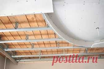 Как сделать потолок в деревянном доме 

Любое деревянное строение перекрывается балками, которые и являются основой для обшивки потолка и пола чердака или второго этажа здания. Существует три основных конструкции потолка - это подшивной, панельный и настильный. 

Схема подшивной конструкции выглядит следующим образом: 

1 – подшивные доски потолка; 
2 – балка перекрытия; 
3 – накатная обшивка; 
4 – утеплительный материал; 
5 – пароизоляционная пленка. 

Удобнее всего прово...