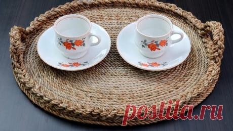 Полезная вещь из картона и верёвки Только картон и веревка, а какая красота в результате — потрясающий поднос, практичный и стильный. Сделать его сможет любой! Это полезная и красивая вещь непременно пригодится в каждом доме.