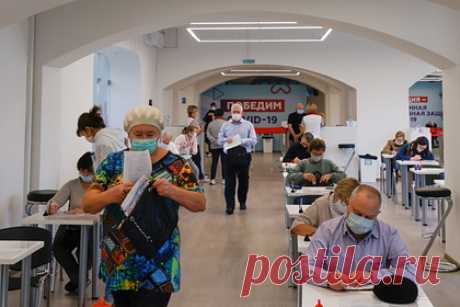 В Госдуме опровергли слова депутата о возможности введения платной вакцинации. В комитете Госдумы по охране здоровья не рассматривается введение платной вакцинации от коронавируса для тех, кто еще не сделал прививку. Так слова депутата Максима Иванова опроверг первый зампред комитета Леонид Огуль. Он отметил, что вакцина против COVID-19 должна быть бесплатной и безопасной.