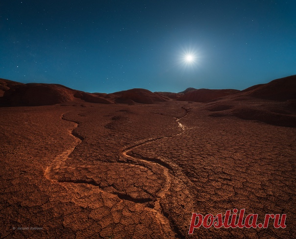 Лунная ночь в урочище Киин-Кериш, Казахстан. Автор фото – Александр Кукринов: nat-geo.ru/photo/user/208171/