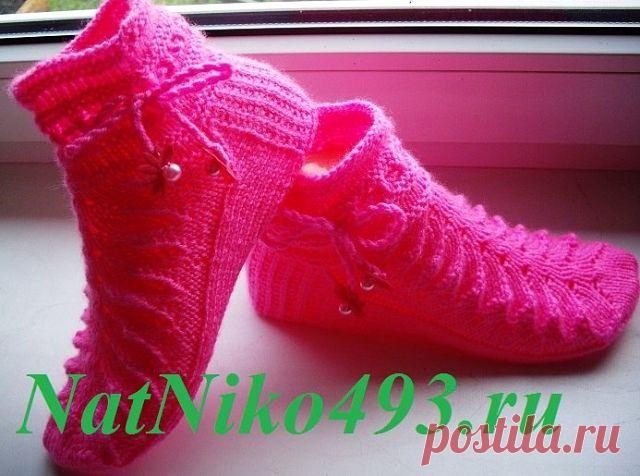 Набираем 48 петель, распределяем на 4 спицы и вяжем узор:
1 ряд – лицевыми петлями;
2 ряд - изнаночными петлями;
3 ряд – лицевыми петлями;
4ряд - изнаночными петлями;
5 и 6 ряды вяжем по кругу лицевыми петлями;
7 ряд – лицевыми петлями;
8 ряд - изнаночными петлями;
9 ряд – лицевыми петлями;
10 ряд - изнаночными петлями;
11 и 12 ряды вяжем по кругу лицевыми петлями;
13 ряд делаем дырочки для шнурков: *накил; 2 вместе лицевой за заднюю стенку*;
14 ряд повторяем узор с 1 по 1...