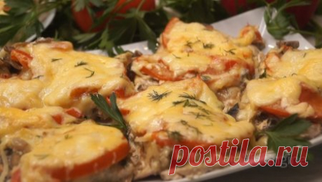 Нежное мясо в духовке ИНГРЕДИЕНТЫмясное филе (куриная грудка)– 600 гр.помидор – 1 шт.луковица – 3 шт.шампиньоны – 300 гр.сметана -2 ст.л.майонез – 2 ст.л.аджика (не острая) – 1 ч.л.сыр – 100 гр.соль-черный перецприправа к мясуПОШАГОВЫЙ РЕЦЕПТ ПРИГОТОВЛЕНИЯМясо по-французски. Такой рецепт понравится всем любителем мясных