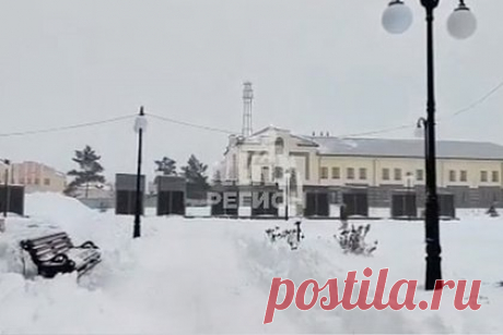 В российском регионе коммунальщики случайно снесли Вечный огонь. В городе Троицк Челябинской области коммунальщики, убирая снег с дорог, случайно снесли Вечный огонь. На месте мемориала осталась дыра. Памятник восстановят, заверили местные власти. Однако, когда точно он будет отремонтирован, в городской администрации сказать не могут, сроки огласят только после осмотра повреждений.