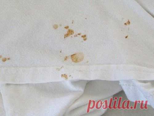 Ржавые пятна на белой ткани удаляют еще раствором гидросульфита