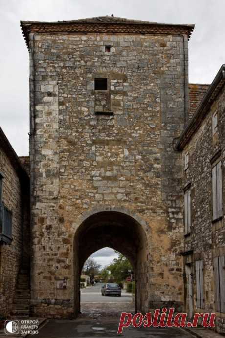 Монпазье (Monpazier), Франция Бастида Монпазье была основана в 1284 г. английским королем Эдуардом. Это очень приятный городок. Мощеная рыночная площадь окружена домами с аркадами. Более 30 зданий входят в список «национальных памятников», и когда бродишь по городку, по пешеходным улицам, вполне можно представить...