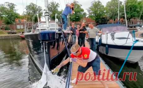 «Ведомости» узнали о разблокировке яхты Гарика Сукачева в Нидерландах. В Нидерландах разблокировали яхту Гарика Сукачева Pearly Bell 2, сейчас она находится рядом у турецким порта Тургутрейс, пишут «Ведомости». Источник издания отметил, что музыкант не попадал под санкции