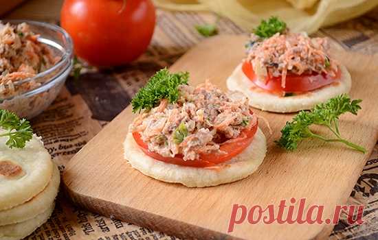 Закуска из рыбных консервов с овощами и яблоком