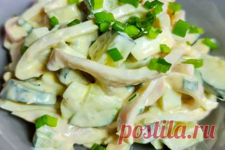 Лёгкий салат с кальмарами яйцами и свежими огурцами – рецепт с фото