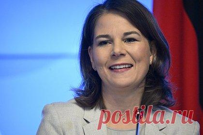 Глава МИД ФРГ выступила против территориальных уступок со стороны Украины. Глава МИД ФРГ Анналена Бербок выступила против территориальных уступок со стороны Украины. Политический деятель отметила, что государство не будет отвечать на требования отдать занятые территории и сдать Украину, а также заявила, что подобные действия означали бы «поощрение войны».