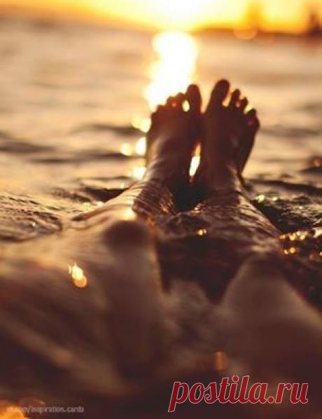 Уверенный в себе человек не задумывается о том, уверен ли он в себе. Так и счастливый человек не задумывается, счастлив ли он.

Что из этого следует? 
Что счастье — это побочный эффект определенных впечатлений и занятий в вашей жизни. 
В наше время счастье продвигается как самоценный продукт. Купите продукт X и будьте счастливы. Изучите курс Y и будьте счастливы. Но счастье нельзя купить и его нельзя получить. Оно просто есть. И оно есть тогда, когда вы приводите остальные части вашей..