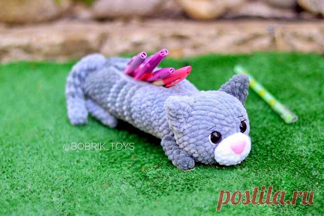 PDF Пенал Котик крючком. FREE crochet pattern; Аmigurumi animal patterns. Амигуруми схемы и описания на русском. Вязаные игрушки и поделки своими руками #amimore - органайзер в виде плюшевого кота, котёнок из плюшевой пряжи к школе, пенал котик.