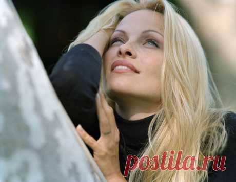 Памела Андерсон (Pamela Anderson) в фотосессии Мишеля Комте (Michel Comte) (1998).