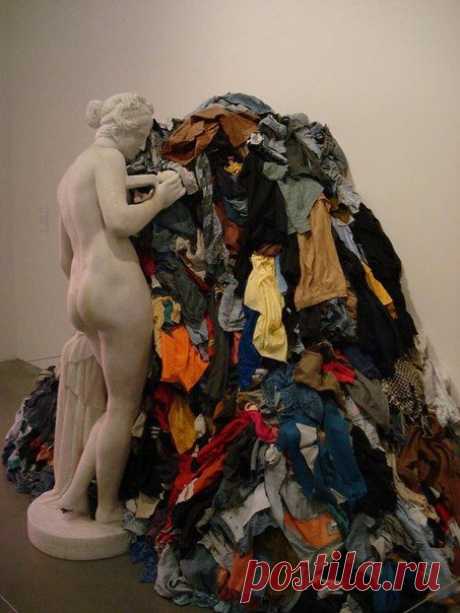 Памятник женской безысходности / Занимательная реклама