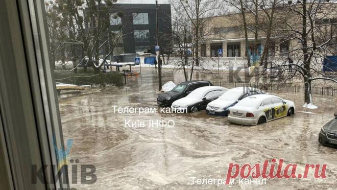 В Киеве начало затапливать входы в метро на удаленных друг от друга станциях. В Киеве начало затапливать входы на станции метро "Олимпийская" и "Черниговская", находящиеся в разных районах города. Об этом сообщает Telegram-канал Klymenko Time. "Станцию метро "Олимпийская" начинает ...