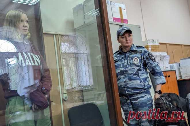 Смешно до слез. Дарья Трепова устроила шоу в Басманном суде. В пятницу, 25 августа, Басманный суд Москвы продлил до 2 декабря арест Дарье Треповой (внесена в реестр террористов и экстремистов РФ), проходящей по делу о теракте, в результате которого погиб военкор Владлен Татарский.