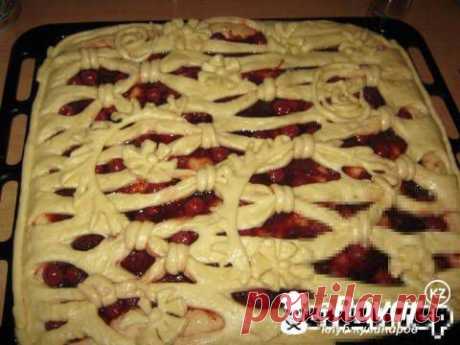 Вторую часть теста раскатываем, делаем надрезы ножом в виде сетки, переносим скалкой на наш пирог, расягиваем, украшаем на свой вкус...)))